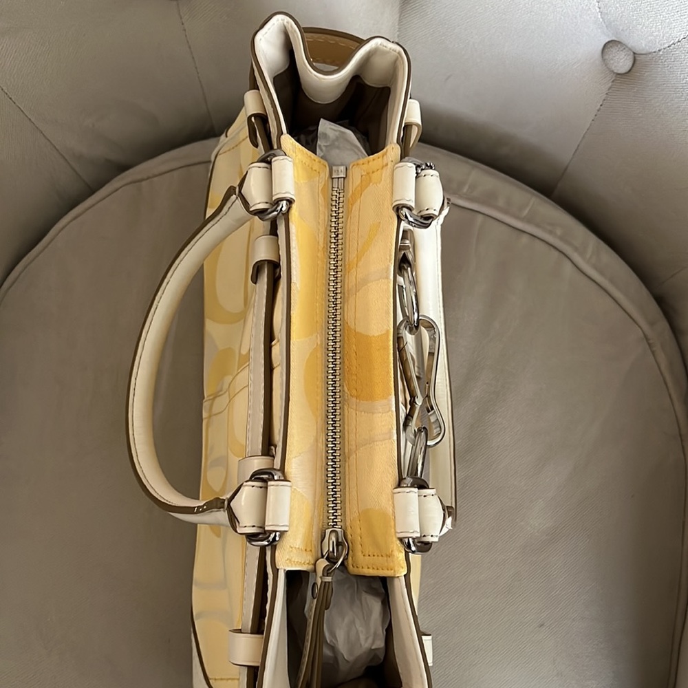 Vintage Coach Signature Double Handle Handbag. Yellow fabric, eggshell leather. - Picture 4 of 9